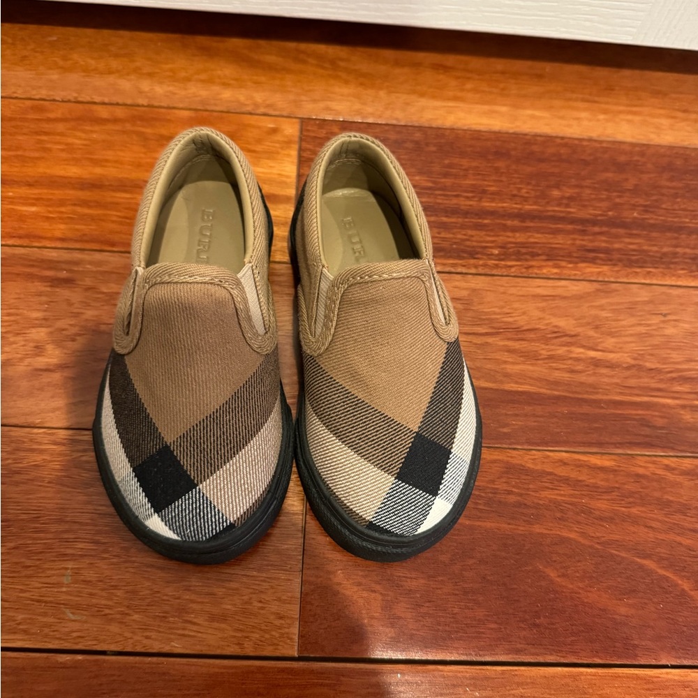 AUTHENTIC BRAND NEW UNWORN BURBERRY TODDLER SNEAKERS/SHOES SIZE 23